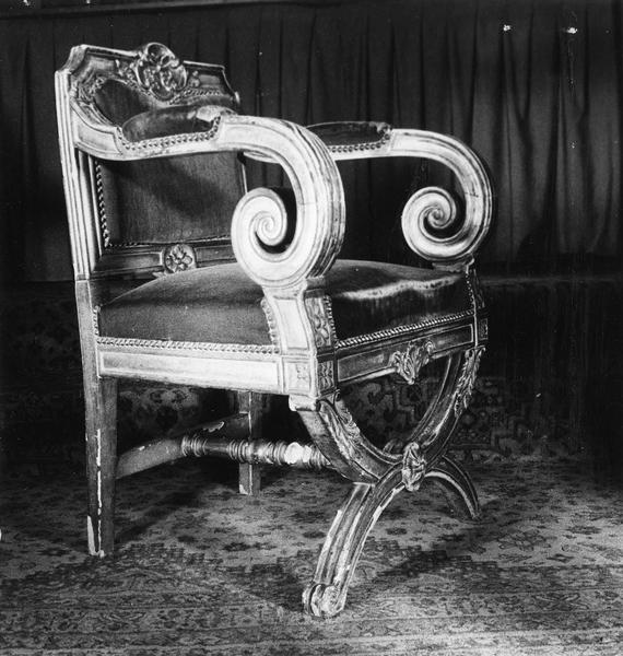 fauteuil de célébrant - © Ministère de la Culture (France), Médiathèque du patrimoine et de la photographie (objets mobiliers), tous droits réservés