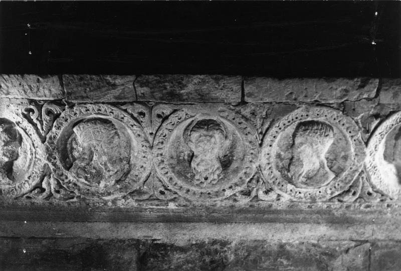 bas-relief : portraits dans médaillons (fragment d'un sarcophage)