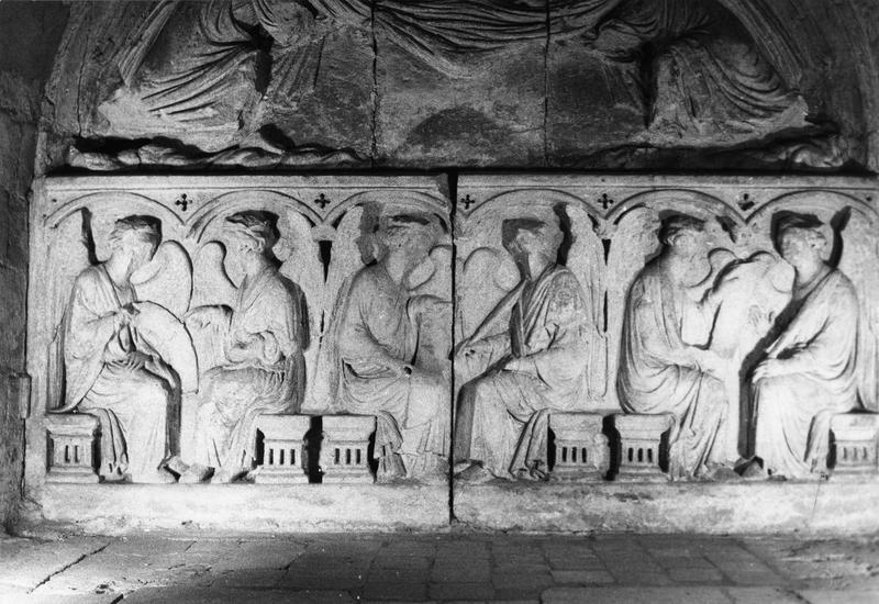 demi-relief (monument funéraire) : saint Martin intercède auprès de la Vierge de Pitié pour un ecclésiastique, détail de la partie basse