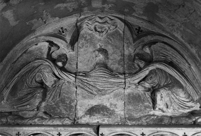 bas-relief : deux anges soutenant une âme