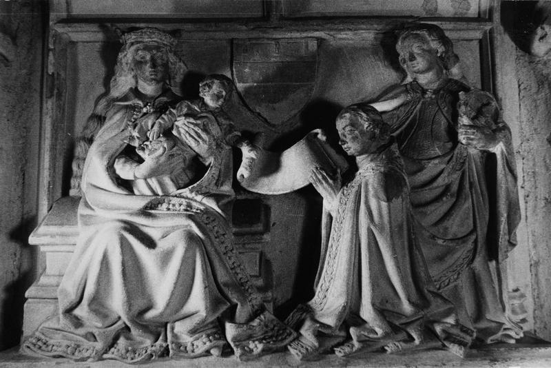 demi-relief (monument funéraire) : sainte Catherine intercède auprès de la Vierge et de Jésus enfant pour un ecclésiastique