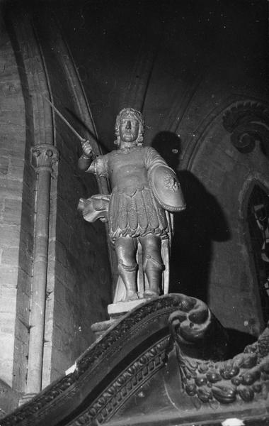 2 statues : saint Georges, saint évêque, Christ