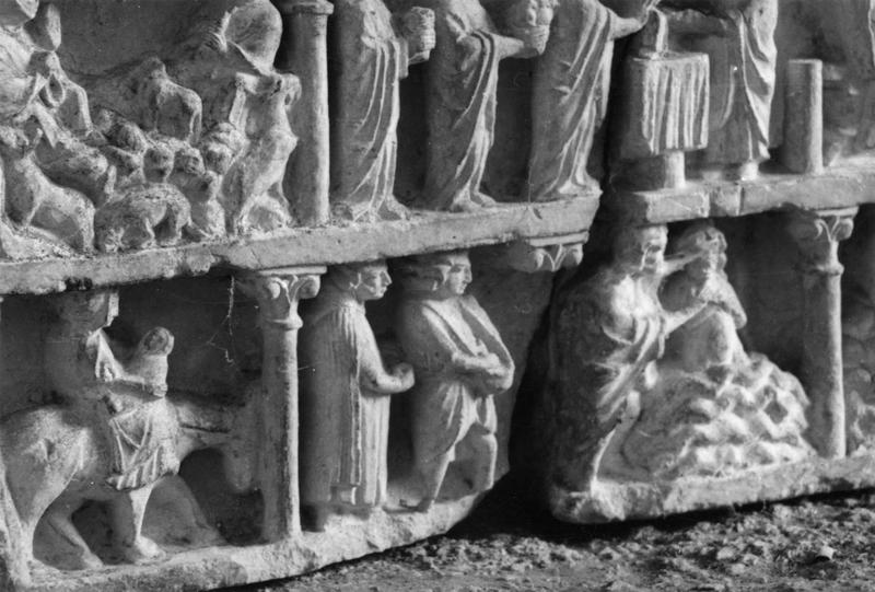 retable, de gauche à droite : L'Annonce aux bergers, la Présentation au temple, La Fuite en Egypte, La Parabole du Semeur, Le Baptême du Christ