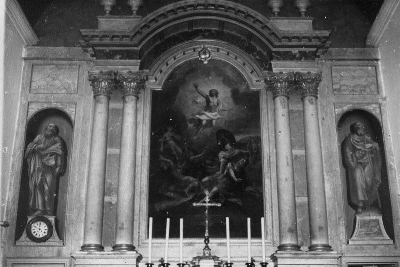 Maître-autel, tabernacle, retable et sa toile : La Résurrection, ainsi que deux peintures en trompe-l'oeil (statues de Saint Paul et Saint Pierre)