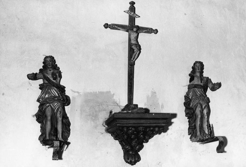 Croix et 2 statues : anges adorateurs