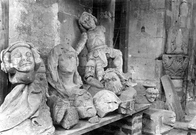 statues (fragments) non identifiées, vue générale