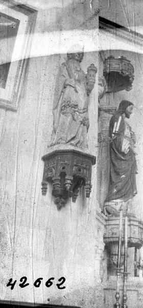 Statue (d'applique) : sainte Barbe