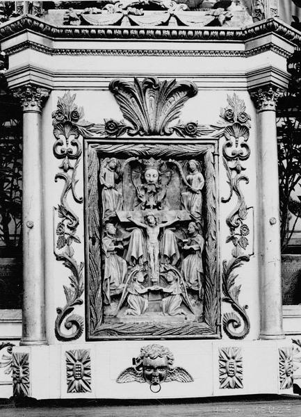 bas-relief : la Trinité, vue générale