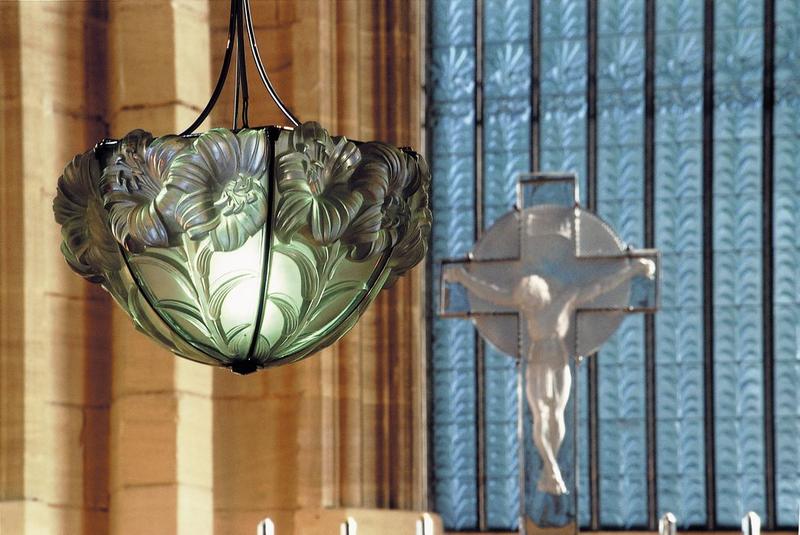 mobilier liturgique créé par René Lalique : 3 verrières, Christ en croix, porte de tabernacle et tabernacle, lampe de sanctuaire, croix et 7 chandeliers d'autel, éléments du retable, de la clôture de choeur et de 2 luminaires