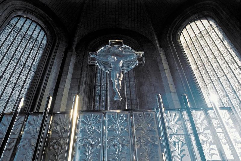 Mobilier liturgique créé par René Lalique : 3 verrières, Christ en croix, porte de tabernacle et tabernacle, lampe de sanctuaire, croix et 7 chandeliers d'autel, éléments du retable, de la clôture de choeur et de 2 luminaires