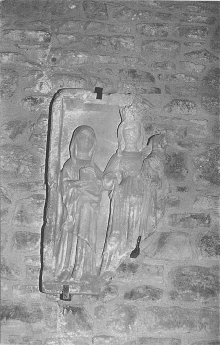 fragment de haut-relief : Vierge à l'Enfant et sainte femme tenant un pot