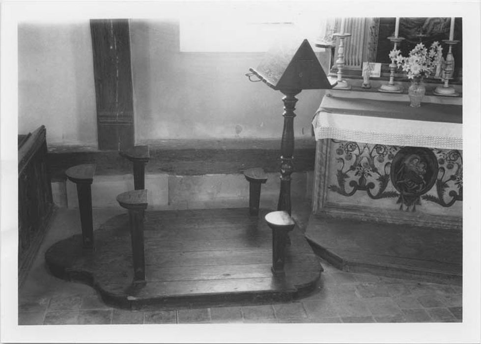 lutrin et cinq tabourets de chantre