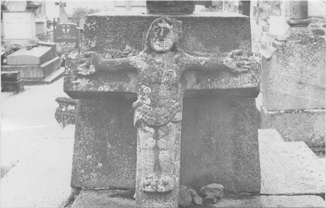 Fragment d'une statue : Christ en croix