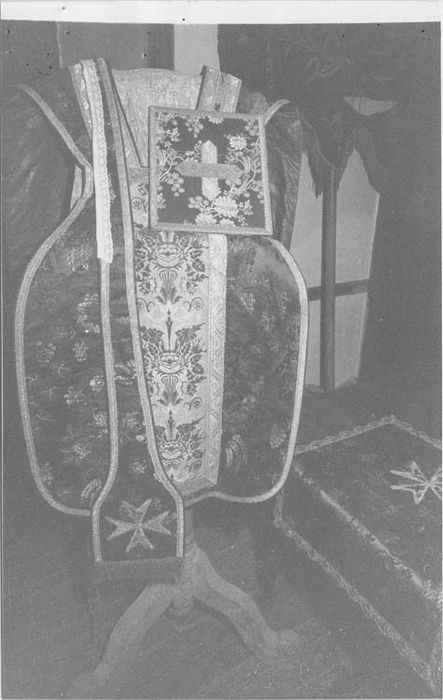 chape, chasuble et bannière de procession