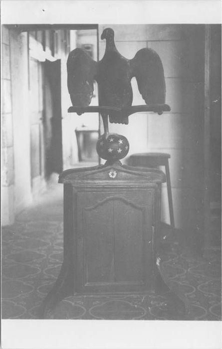 aigle-lutrin à armoire