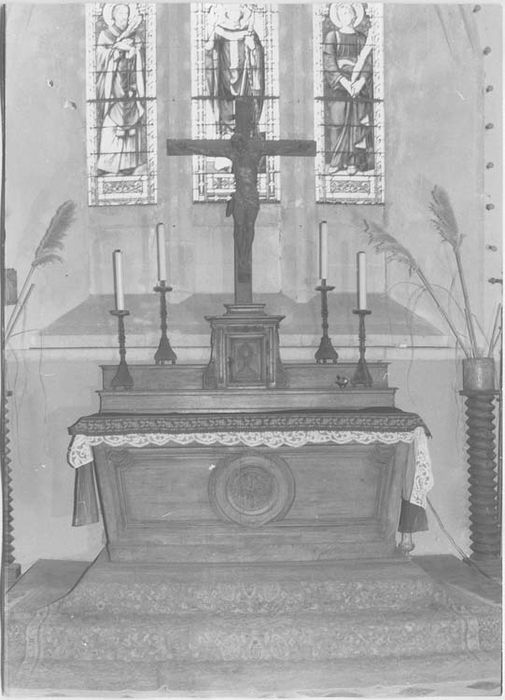 autel (maître-autel), tabernacle et statue : Christ en croix - © Ministère de la Culture (France), Médiathèque du patrimoine et de la photographie, Tous droits réservés