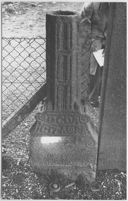 bénitier, ancienne croix de cimetière