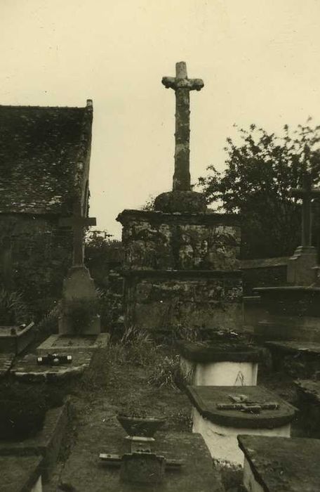 vue générale de la croix au milieu du cimetière