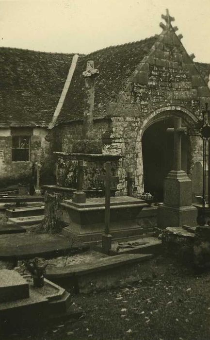 vue générale de la croix au milieu du cimetière