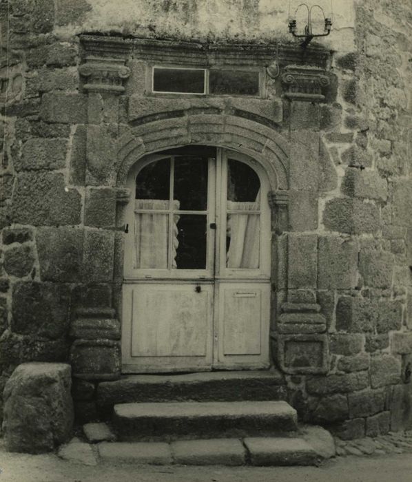 porte d’angle sur rue, vue générale