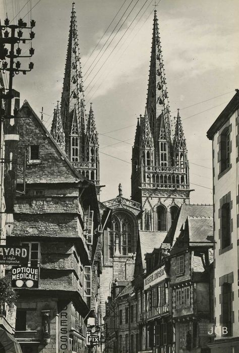 façade sur rue (à gauche), vue partielle