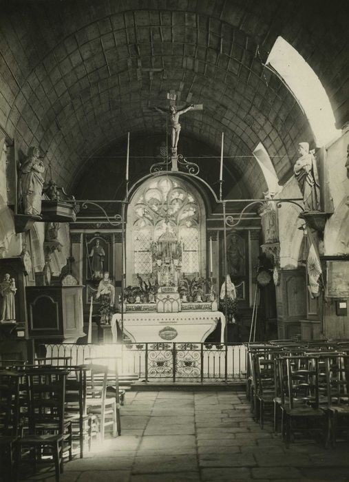 poutre de gloire et support ; statues : Christ en croix entre la Vierge et saint Jean, vue générale