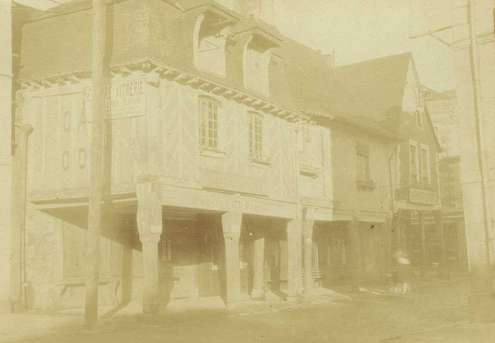 façades sur rue, vue générale (la maison au premier plan a disparu)