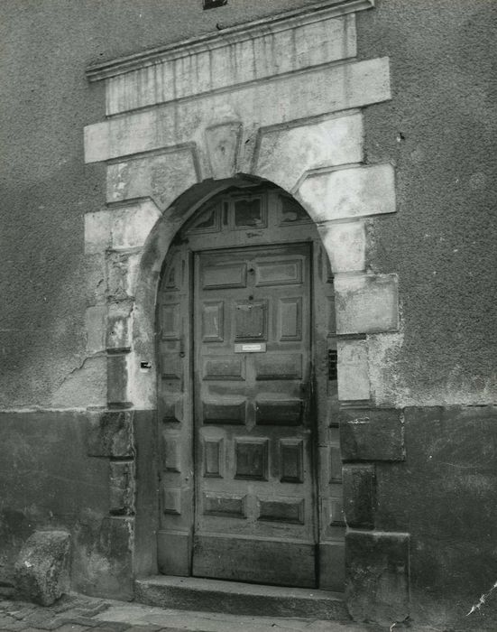 porte d’accès sur la rue du Griffon, vue générale