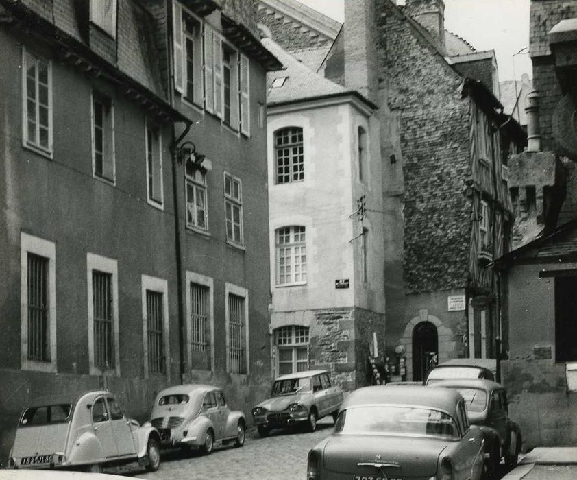 façade sur rue, vue partielle