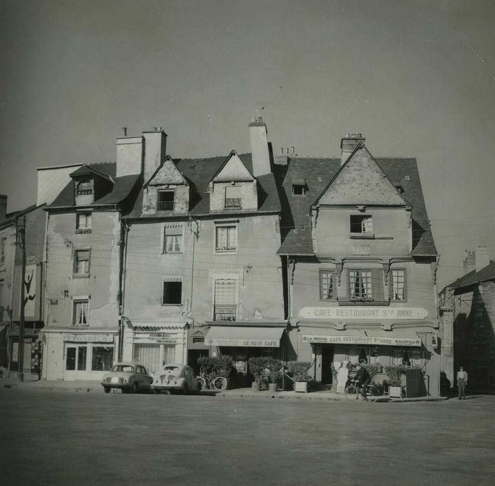 façades Est sur la place, vue générale