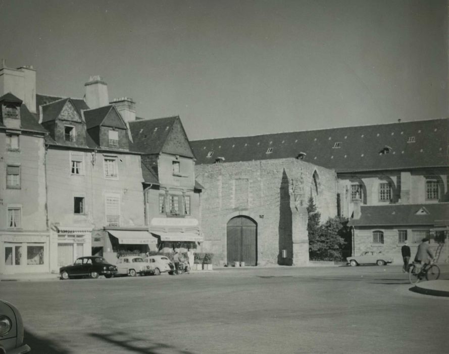 façades Est sur la place, vue générale