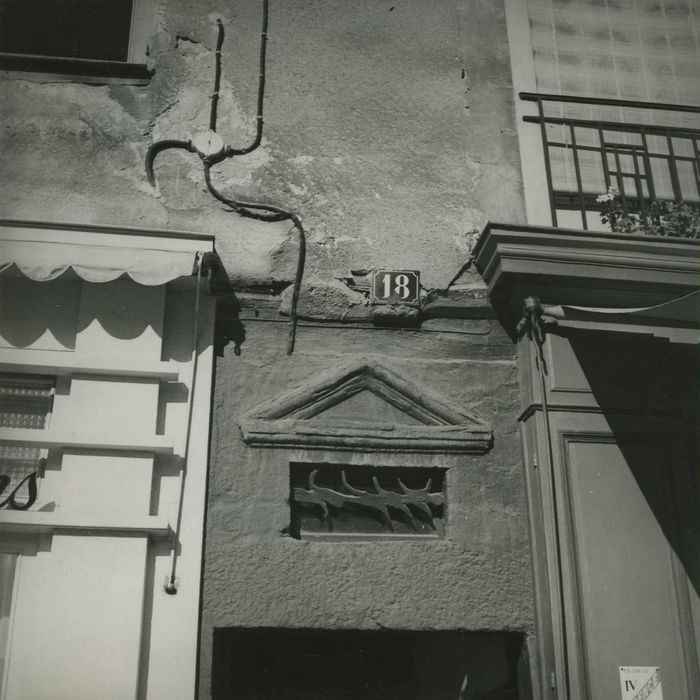 détail du fronton de la porte d’accès sur la place