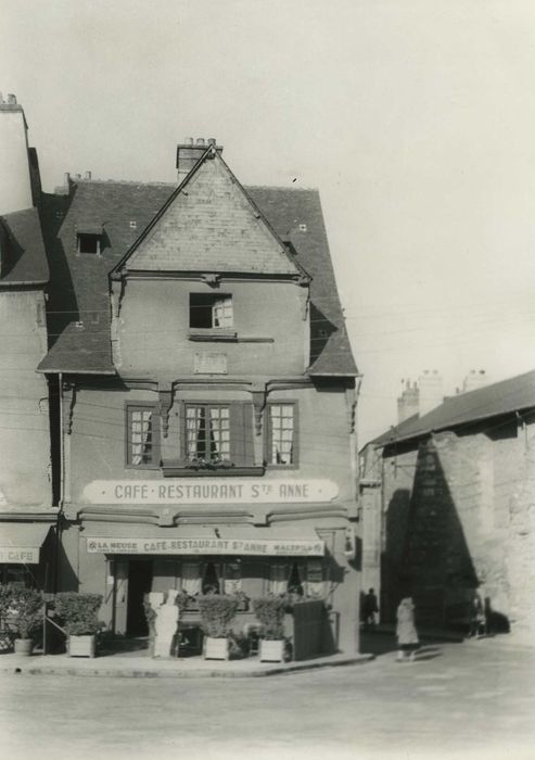 façade Est sur la place, vue générale