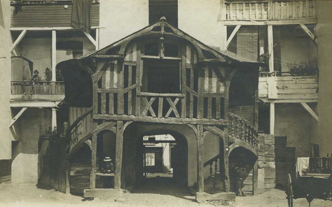 cour intérieure, escalier monumental, vue générale