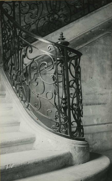 escalier d’honneur, vue partielle de la rampe