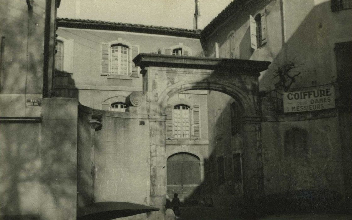 porche sur rue, vue générale