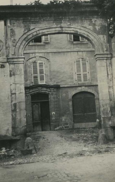 porche sur rue, vue générale