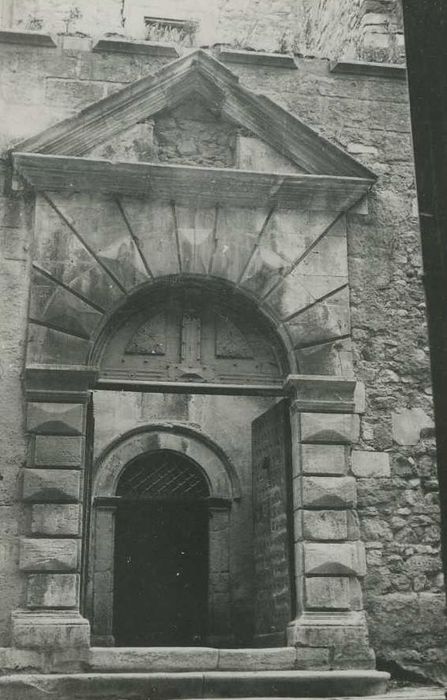 porche d’accès à la cour intérieure, vue générale