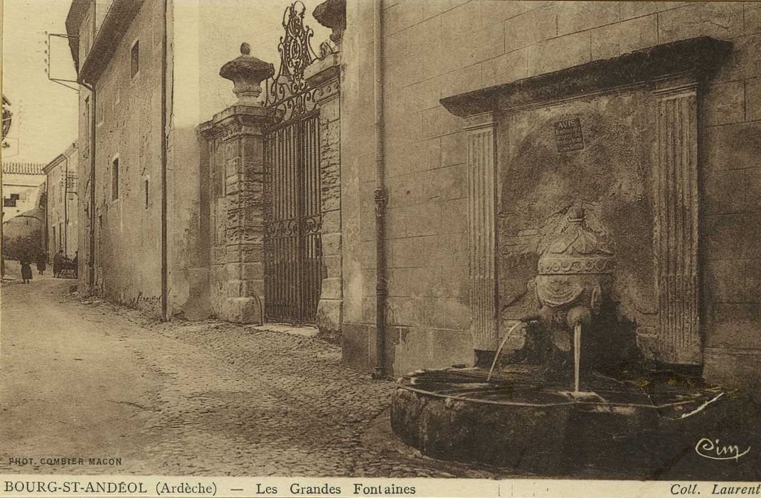 Vue générale de la fontaine dans son environnement