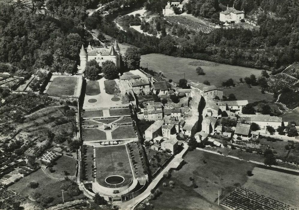 vue générale du château dans son environnement