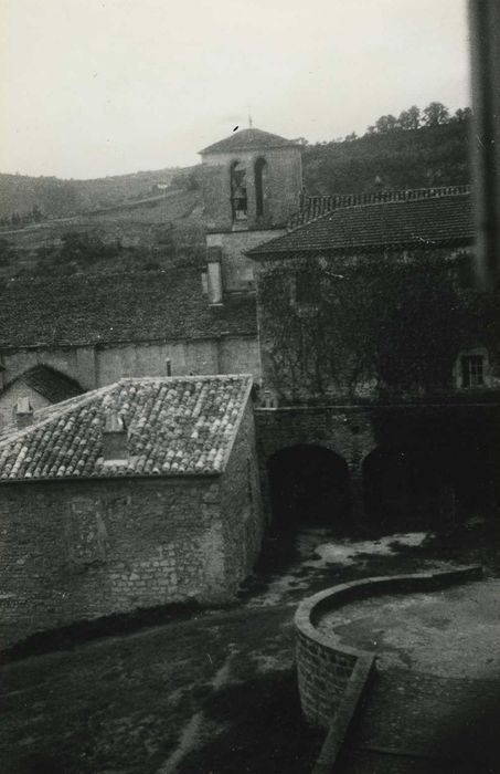 vue partielle de l’église depuis la terrasse est du château