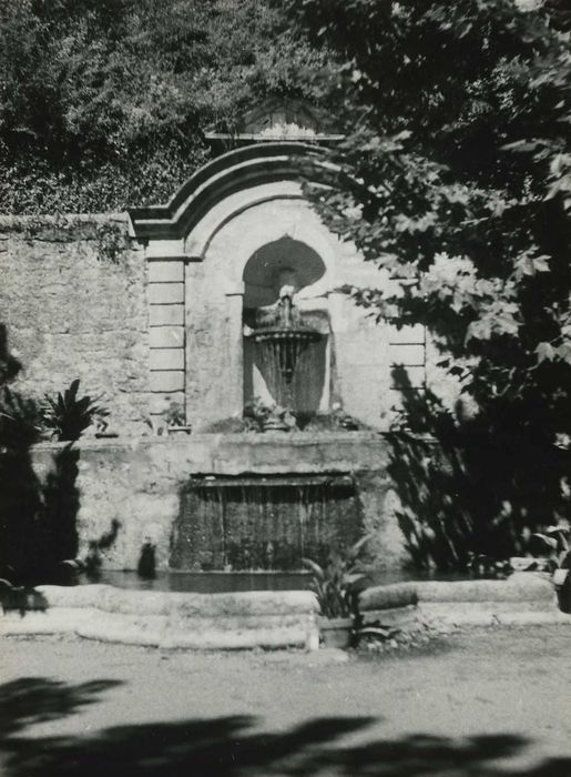 jardin, vue générale d’une fontaine