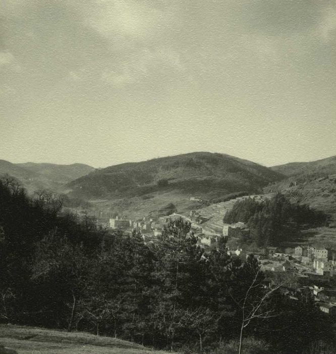 Vue générale sur les monts d’Ardèche depuis la terrasse sud