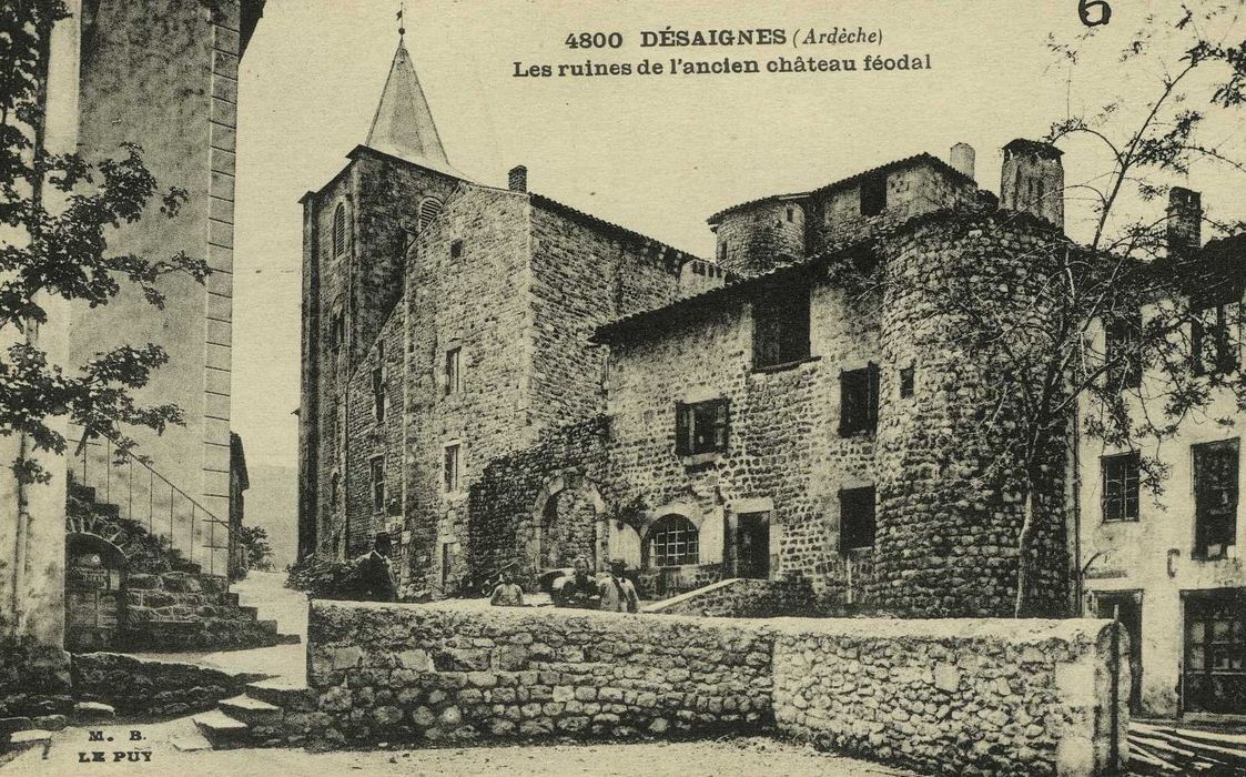 vue générale de la façade sur la place