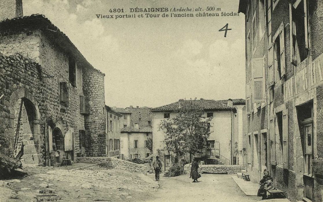 vue générale de la façade sur la place