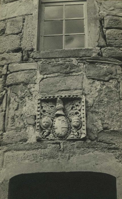 tour sud, détail du bas-relief sculpté placé au-dessus de porte d’accès