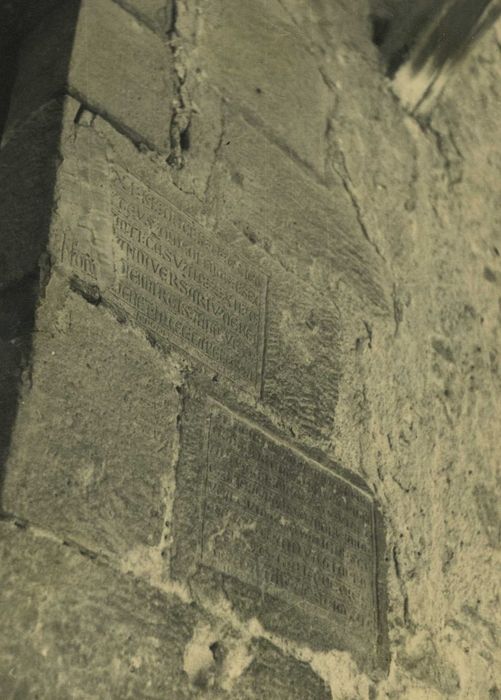 plaques commémoratives ; inscriptions en petites capitales romanes commémorant des fondations pieuses faites aux chanoines de Saint-Ruf  - © Ministère de la Culture (France), Médiathèque du patrimoine et de la photographie, tous droits réservés
