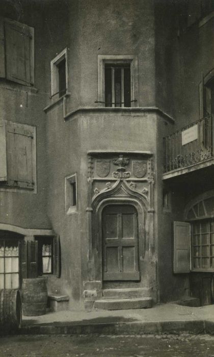 porte d’accès sur rue, vue générale