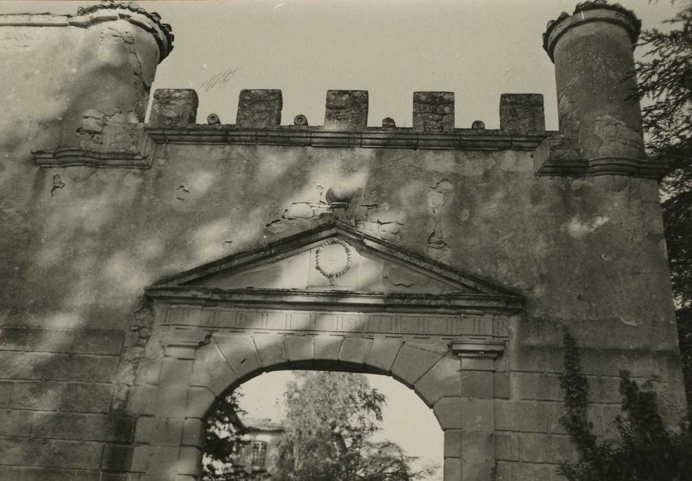 porche d’accès sud (porte de l’ancien château), vue partielle