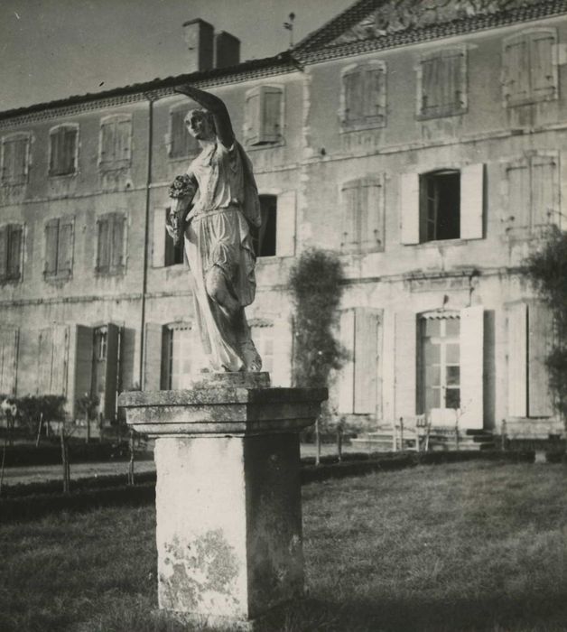 parc, statue : Flore (?) vue générale